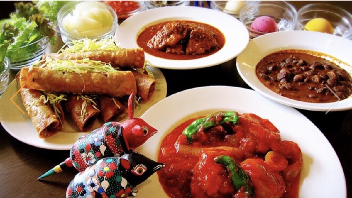 本場メキシコ料理の盛り合わせ（タキートス・煮込みなど）