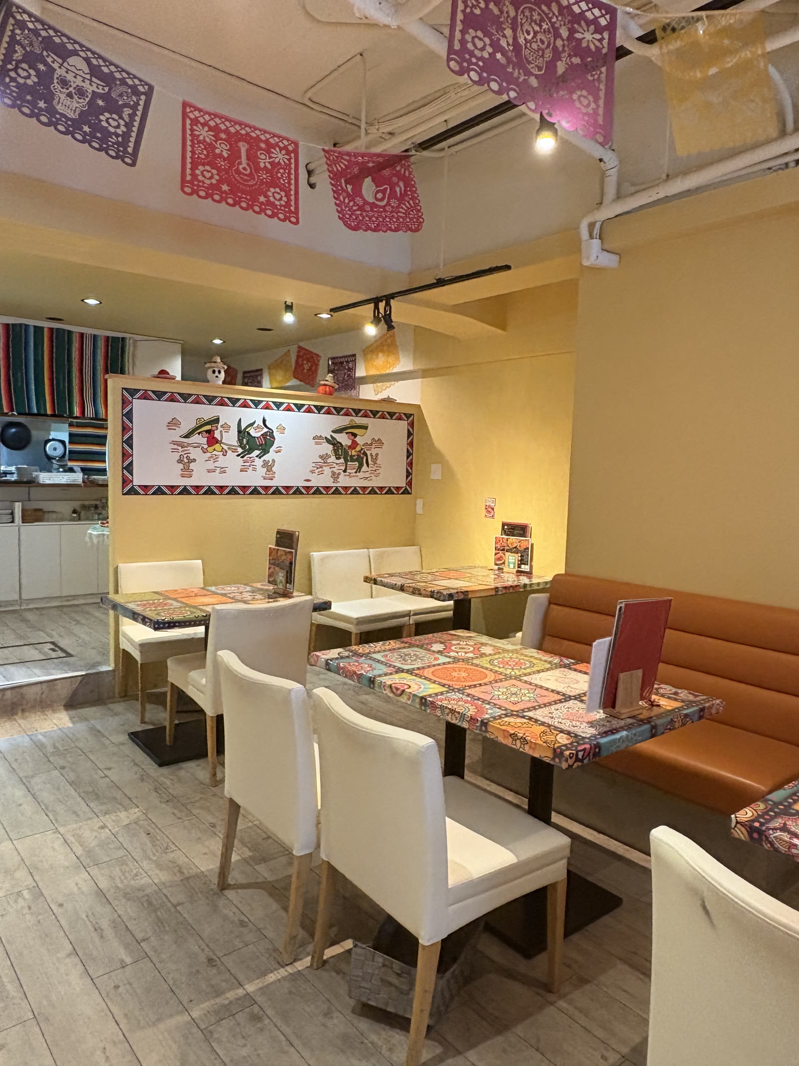 パペルピカドが揺れるロシータの店内