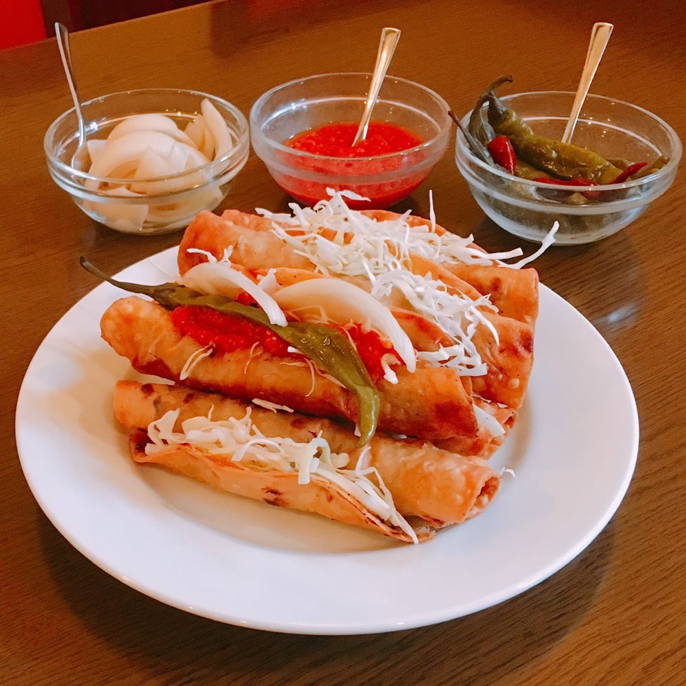 薬味とサルサを添えたタコスの盛り合わせ